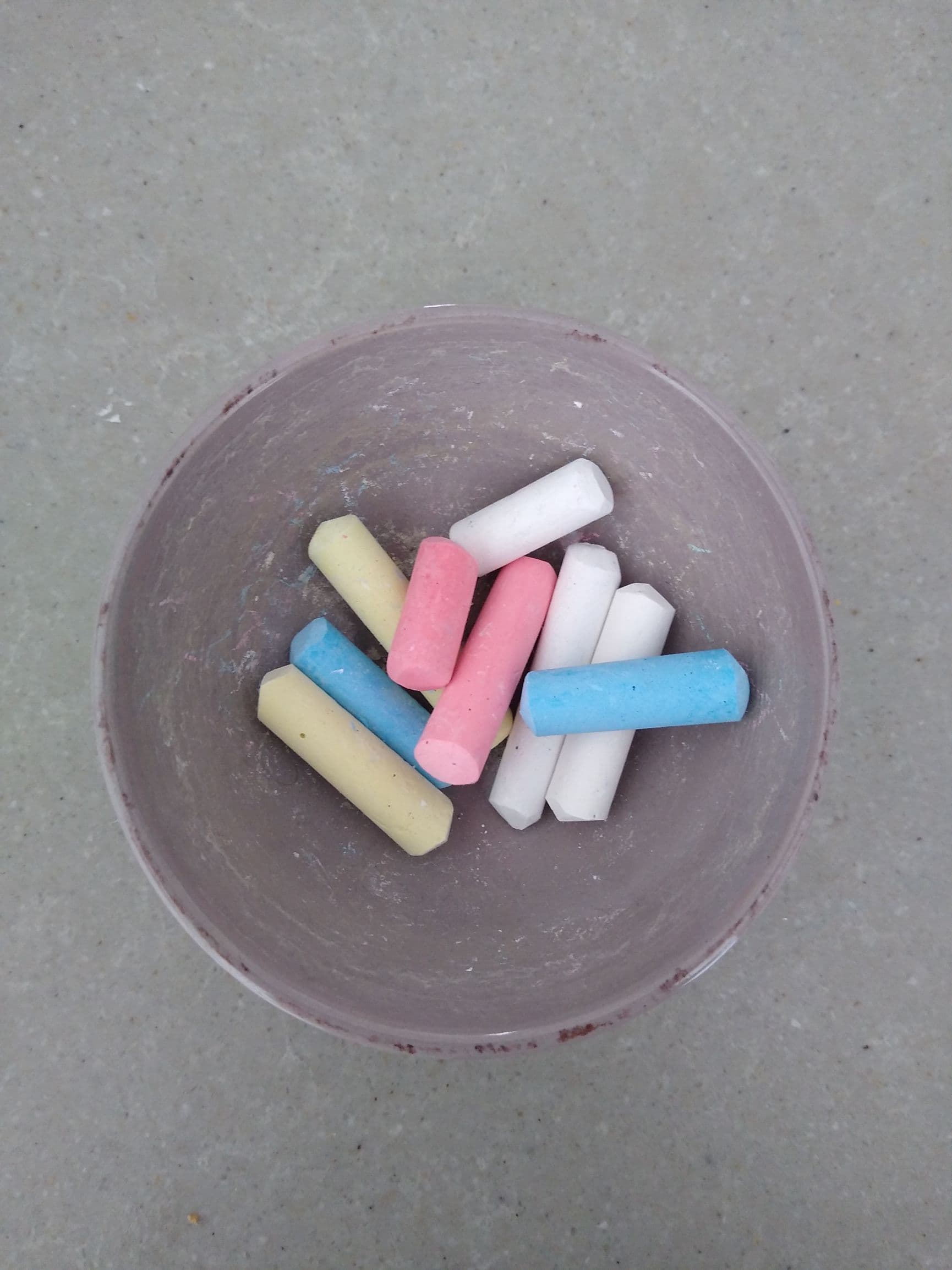 kleine krijtjes in wit, blauw, rood & geel