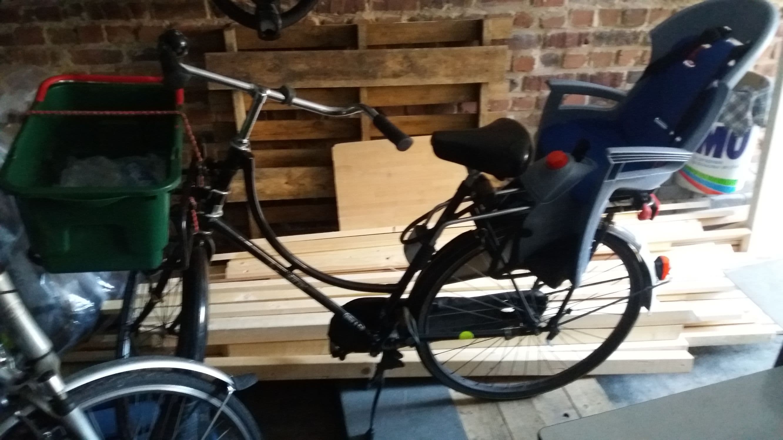 Damesfiets met torpedo en draagmandje vooraan 