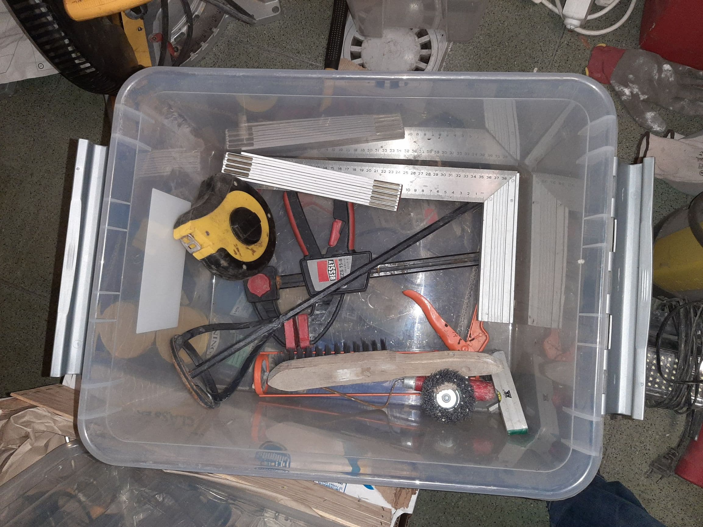 Bouwbox met winkelhaak, siliconenspuit, metaalborstel, cementmixer, vouwmeter, meetlint, lijmklem