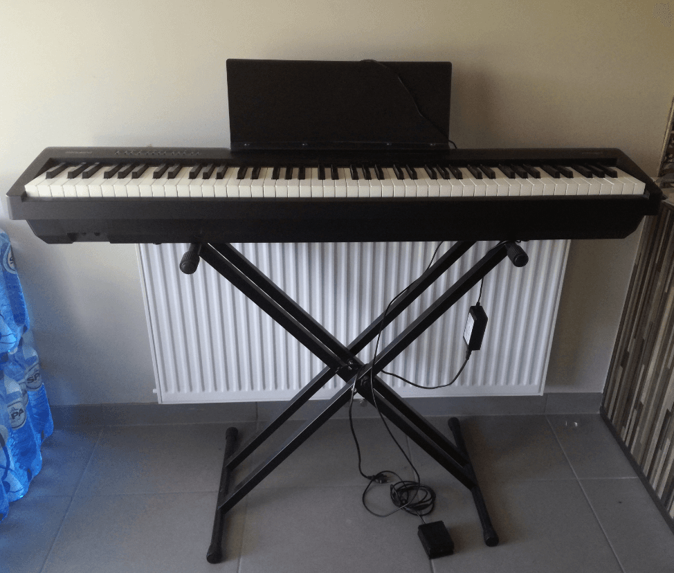 Roland FP30 met X-statief