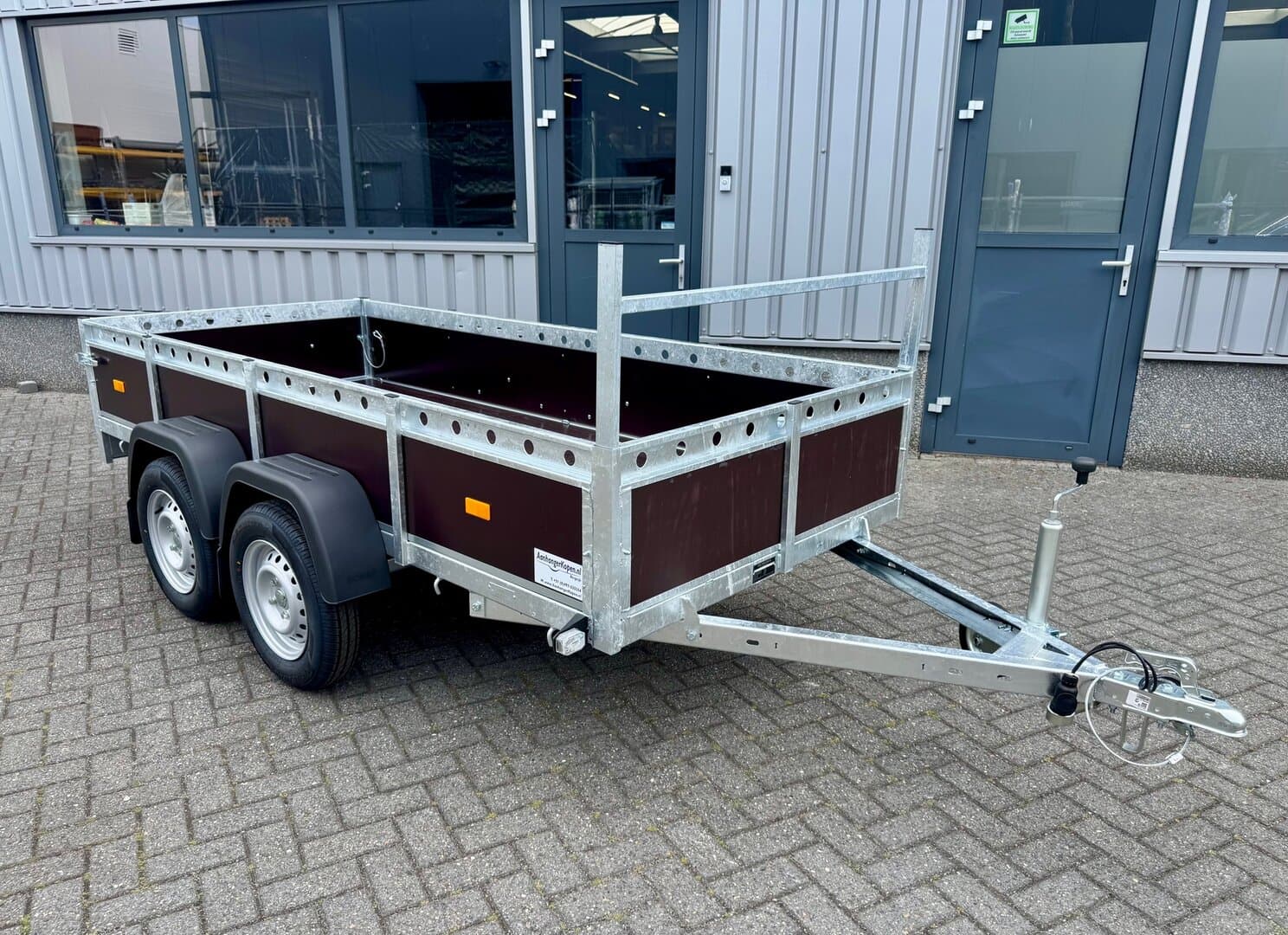 Grote anhangwagen met wagen en chauffeur